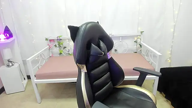 chica Hetfield online show from February 8, 2:38 pm