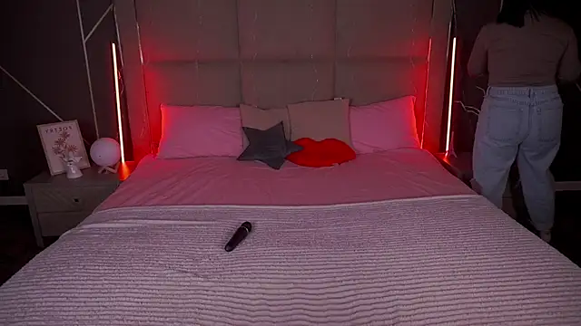 SusieWood online show from March 16, 8:57 pm