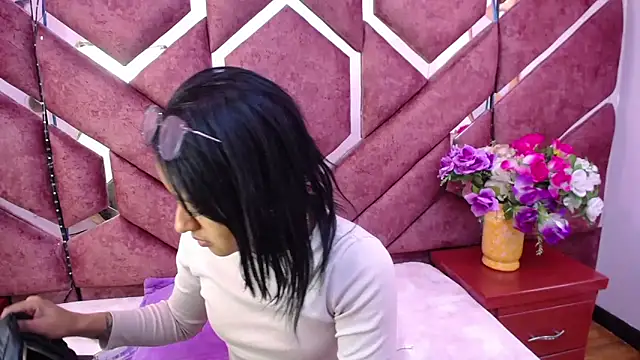 Snapshot of milly_print chatting on December 15, 2:52 am milly print online show from December 15, 2:52 am