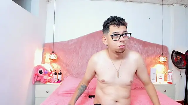 Derek and Skarlet online show from November 30, 4:11 pm