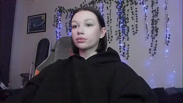 Snapshot of Emmy_m00n chatting on December 3, 9:44 am Emmy m00n online show from December 3, 9:44 am