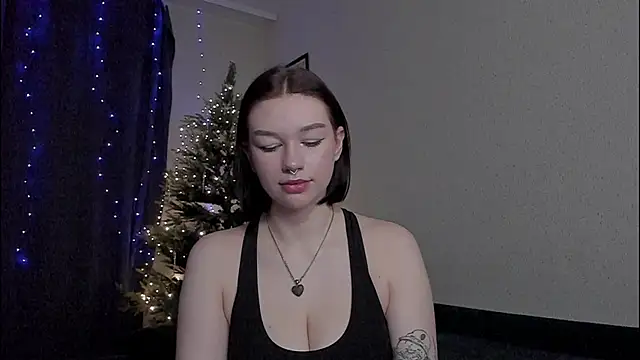 Snapshot of Emmy_m00n chatting on January 2, 2:11 am Emmy m00n online show from January 2, 2:11 am