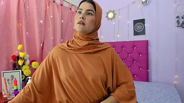 Snapshot of AishaAmin_ chatting on December 18, 3:44 pm AishaAmin online show from December 18, 3:44 pm