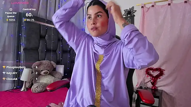 Snapshot of AishaAmin_ chatting on September 13, 3:06 am AishaAmin online show from September 13, 3:06 am