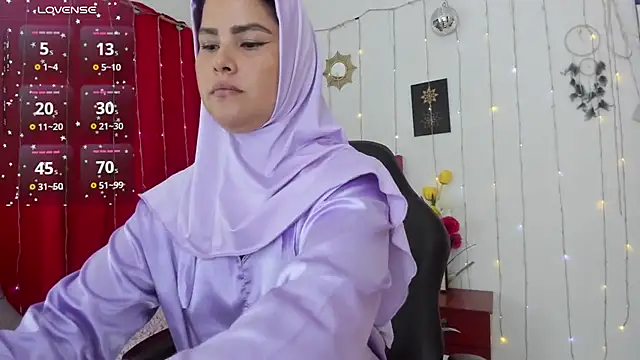 Snapshot of AishaAmin_ chatting on October 17, 12:19 pm AishaAmin online show from October 17, 12:19 pm