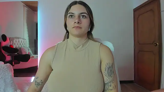 Snapshot of AtheneaRossi chatting on February 27, 12:43 am AtheneaRossi online show from February 27, 12:43 am