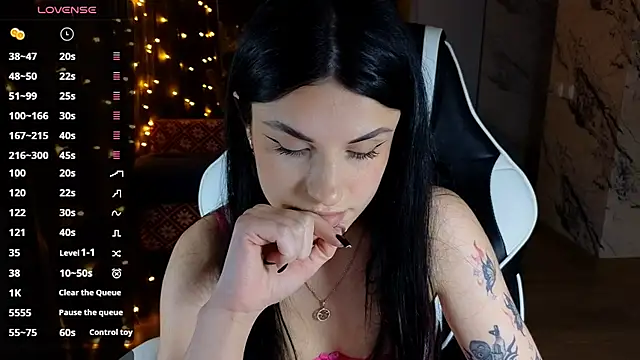 Mary   Moore online show from December 7, 12:13 pm