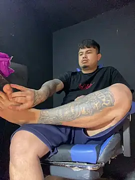 Snapshot of DickMasterfindom chatting on July 7, 7:23 am DickMasterfindom online show from July 7, 7:23 am