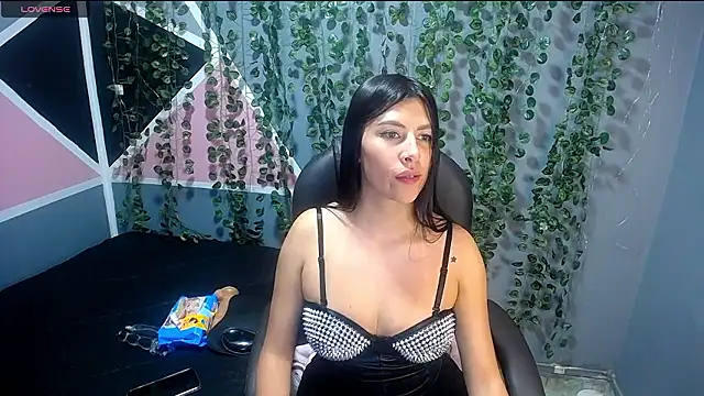 Snapshot of Alanna_atm_ chatting on December 2, 9:17 pm Alanna atm online show from December 2, 9:17 pm