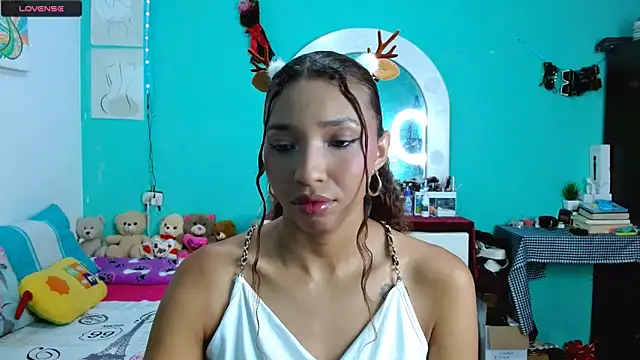 Snapshot of sensitive_brunette chatting on December 20, 12:51 am sensitive brunette online show from December 20, 12:51 am