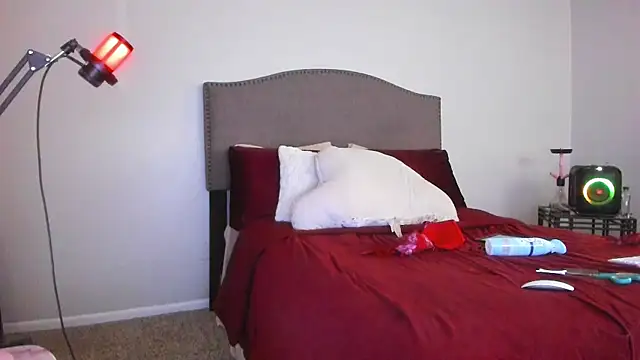 yiauana online show from November 26, 11:11 am