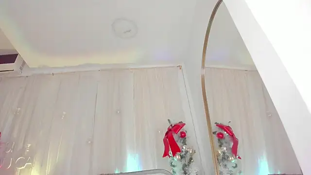 Petite Lucie online show from December 22, 9:53 pm