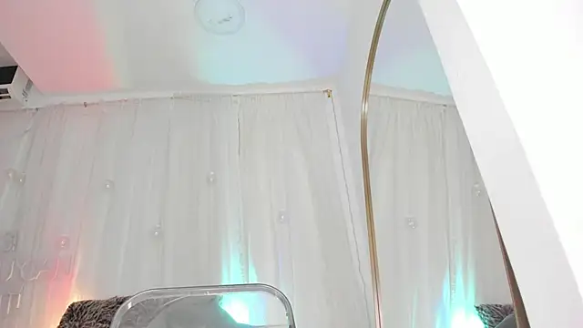 Petite Lucie online show from January 4, 1:10 am