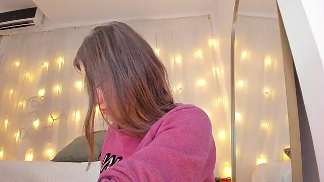 Petite Lucie online show from February 20, 6:57 pm