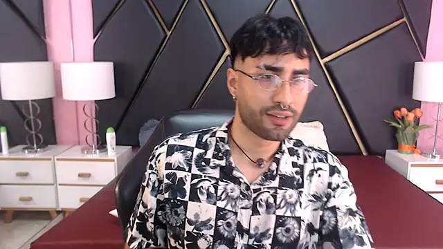 MilanZaire online show from September 23, 9:40 pm