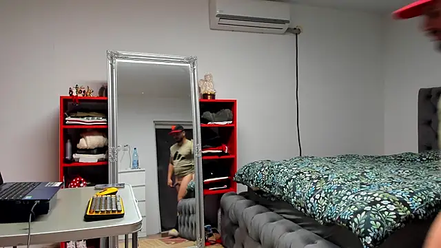 Snapshot of supermanboy94 chatting on December 3, 6:37 am supermanboy94 online show from December 3, 6:37 am