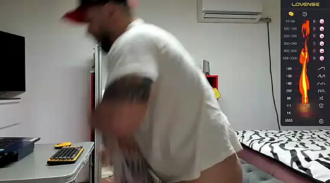 Snapshot of supermanboy94 chatting on January 11, 2:41 am supermanboy94 online show from January 11, 2:41 am