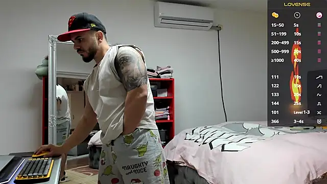 Snapshot of supermanboy94 chatting on February 11, 6:40 am supermanboy94 online show from February 11, 6:40 am