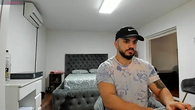 Snapshot of supermanboy94 chatting on November 24, 6:35 am supermanboy94 online show from November 24, 6:35 am