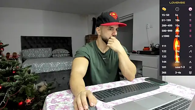 Snapshot of supermanboy94 chatting on December 5, 6:44 am supermanboy94 online show from December 5, 6:44 am