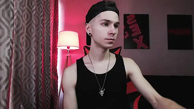 Joseph  Quinn online show from November 11, 7:08 am