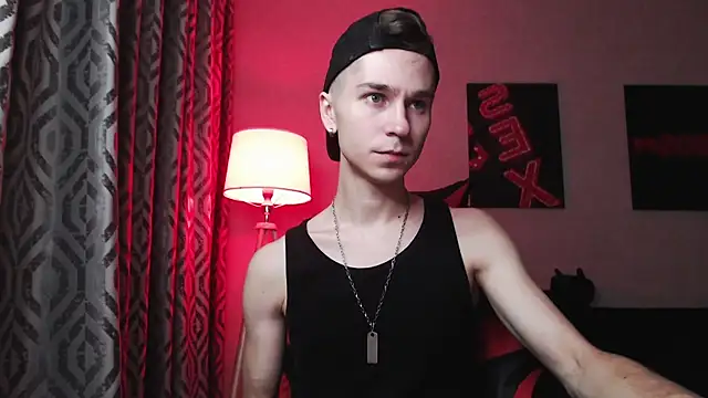 Joseph  Quinn online show from November 30, 11:47 am