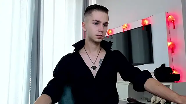 Joseph  Quinn online show from April 11, 4:28 am