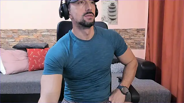 HotHunkTrainer online show from February 10, 5:30 pm