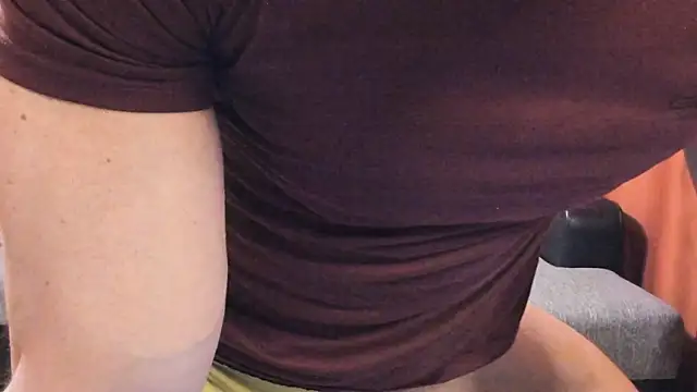 Snapshot of HotHunkTrainer chatting on March 12, 9:04 am HotHunkTrainer online show from March 12, 9:04 am