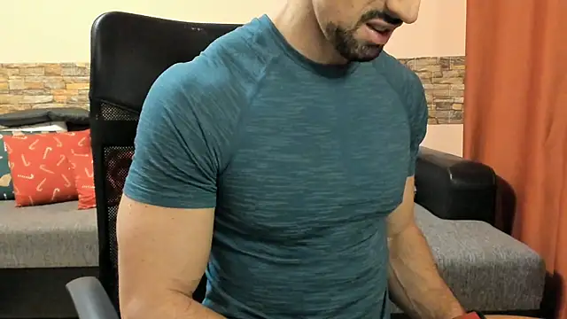 Snapshot of HotHunkTrainer chatting on March 13, 8:54 am HotHunkTrainer online show from March 13, 8:54 am