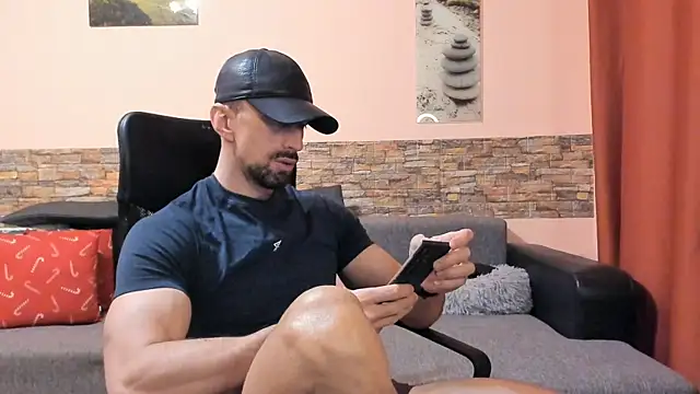 Snapshot of HotHunkTrainer chatting on March 24, 8:41 am HotHunkTrainer online show from March 24, 8:41 am