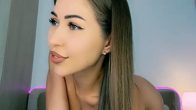 Snapshot of oh-my-mia chatting on April 5, 7:16 am oh-my-mia online show from April 5, 7:16 am