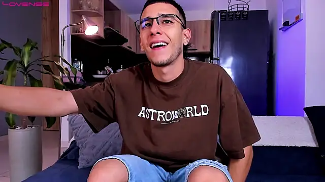 Snapshot of SymonPrince chatting on October 3, 6:49 pm SymonPrince online show from October 3, 6:49 pm