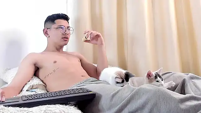 a lejandro 0 8 online show from February 10, 3:21 pm