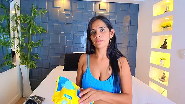 EmmilyCollson online show from January 18, 5:04 pm