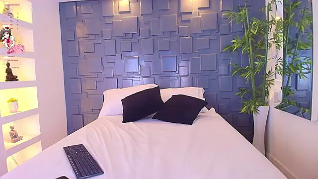 EmmilyCollson online show from February 8, 5:18 pm