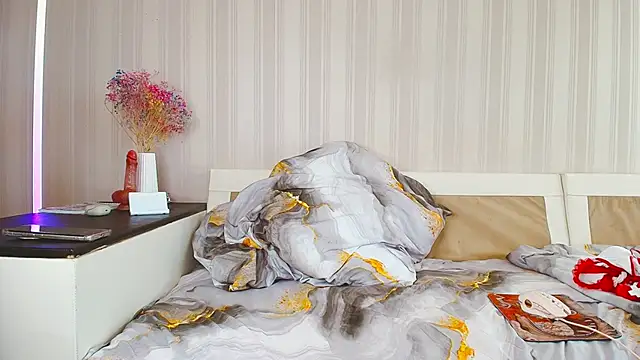 Snapshot of Meowroslava chatting on October 10, 1:43 pm Meowroslava online show from October 10, 1:43 pm