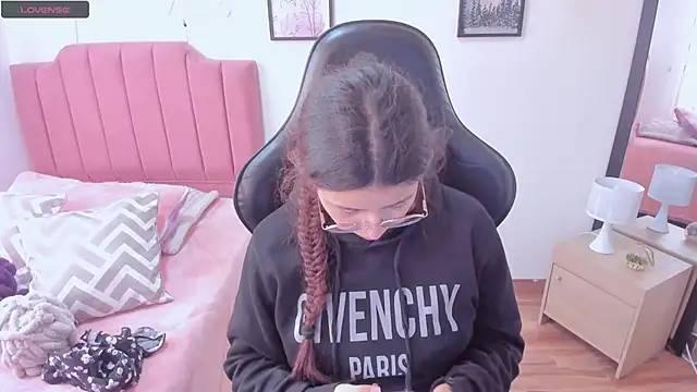 Amy joones online show from December 4, 12:47 pm