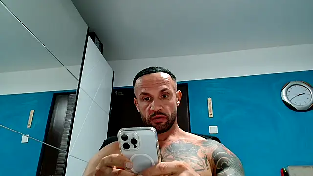 Snapshot of Magnificmuscles89 chatting on October 1, 11:44 pm Magnificmuscles89 online show from October 1, 11:44 pm