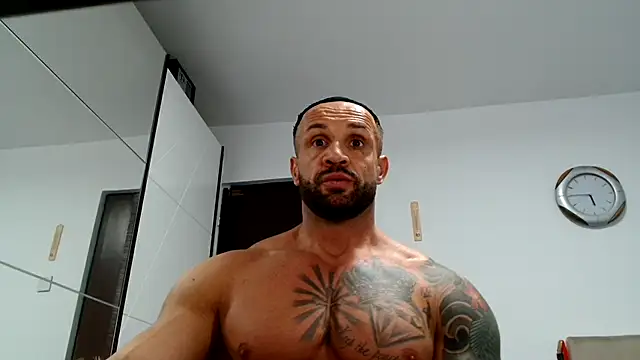 Snapshot of Magnificmuscles89 chatting on October 24, 2:13 pm Magnificmuscles89 online show from October 24, 2:13 pm