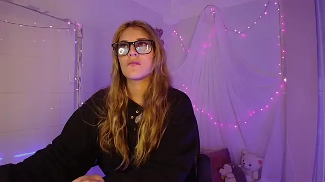 Giia paiige18 online show from October 31, 3:07 am