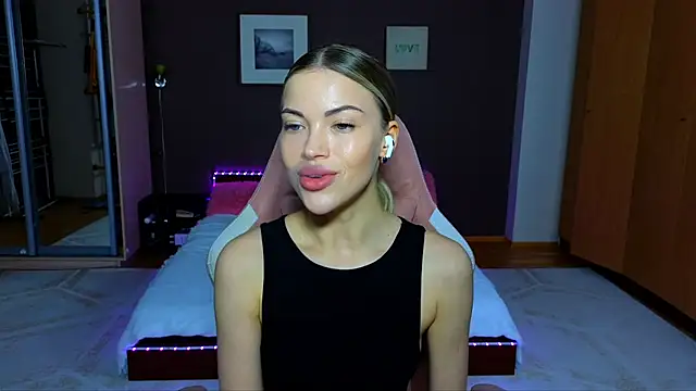 EmmyMills online show from January 28, 1:39 am