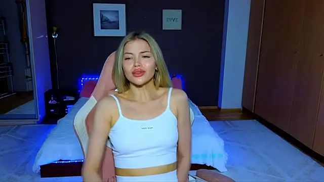 EmmyMills online show from March 9, 1:04 am