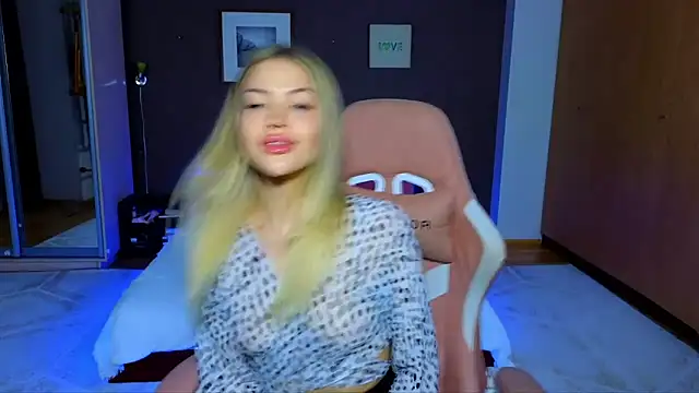 EmmyMills online show from March 17, 6:32 pm