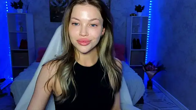 Snapshot of EmmyMills chatting on June 19, 8:56 pm EmmyMills online show from June 19, 8:56 pm