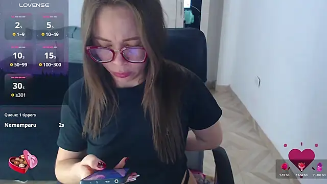 Snapshot of SharonR1 chatting on June 5, 1:01 am SharonR1 online show from June 5, 1:01 am