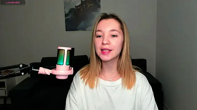 Snapshot of MiaThaine chatting on December 22, 1:23 am MiaThaine online show from December 22, 1:23 am
