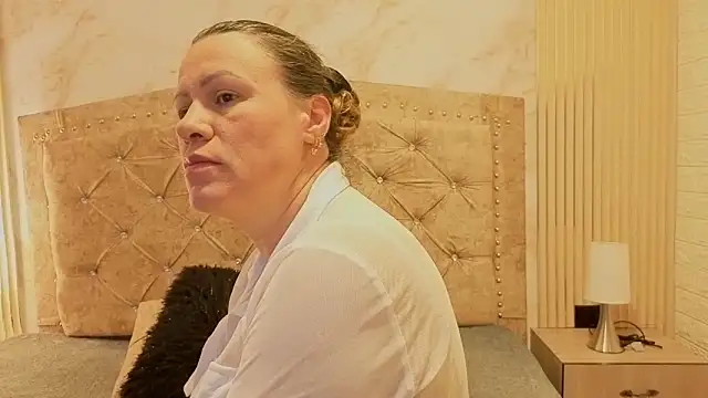 charlotte  G online show from November 8, 11:32 am