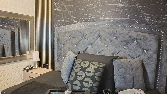 charlotte  G online show from March 26, 11:05 am