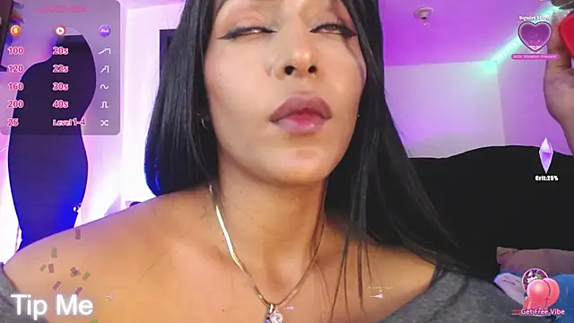 Snapshot of alicee_laurent chatting on February 6, 9:53 am alicee laurent online show from February 6, 9:53 am